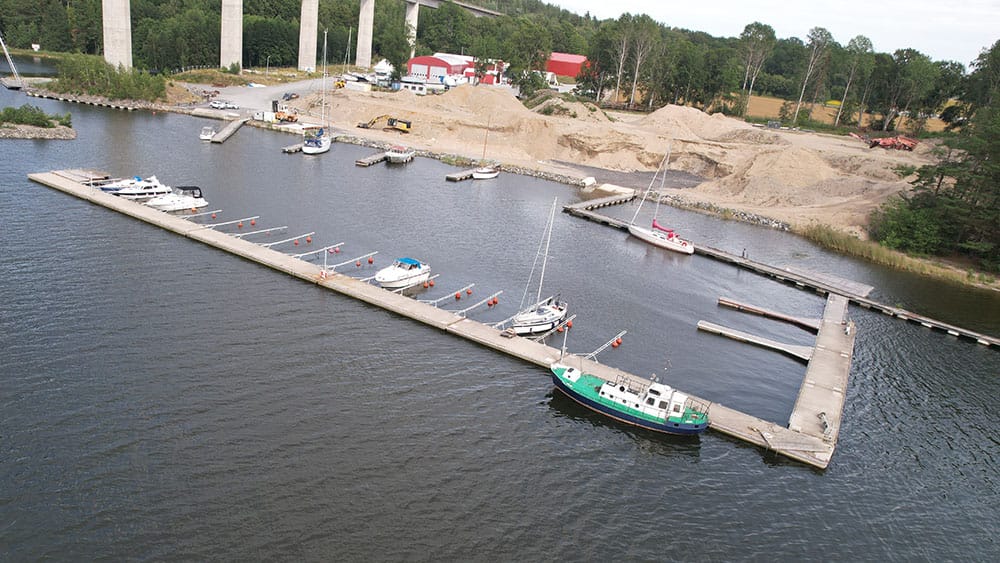 Drönarbild över fullservicevarvet Wasa Yachts nära Stockholm. På bilden syns hamnen och bryggan.